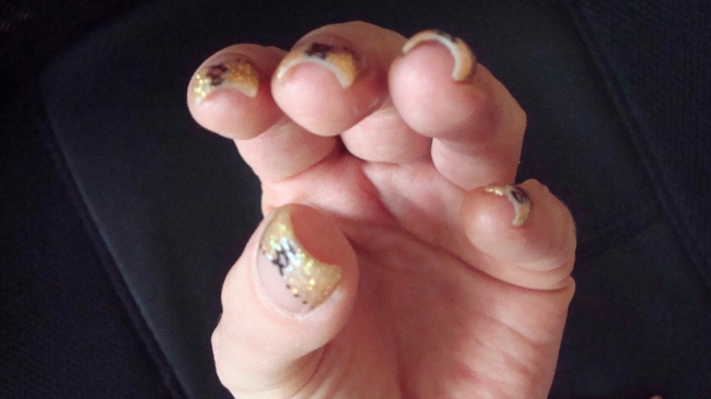  Goldenes Glitzer mit Schnürung in Anfänger Nageldesign