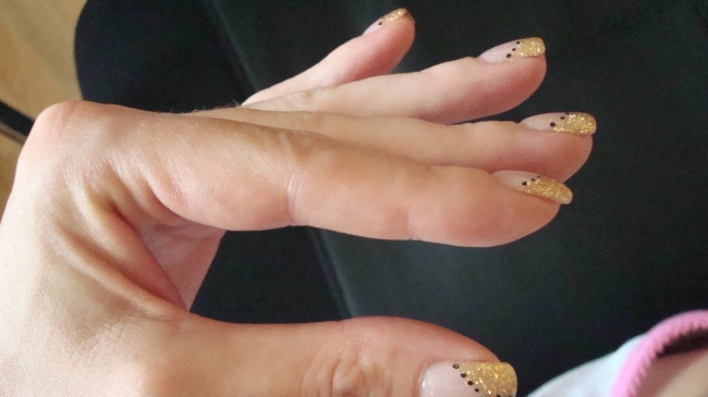  Goldenes Glitzer mit Schnürung in Anfänger Nageldesign