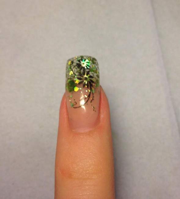 Von Oben Grünes Glitzerdesign in Anfänger Nageldesign