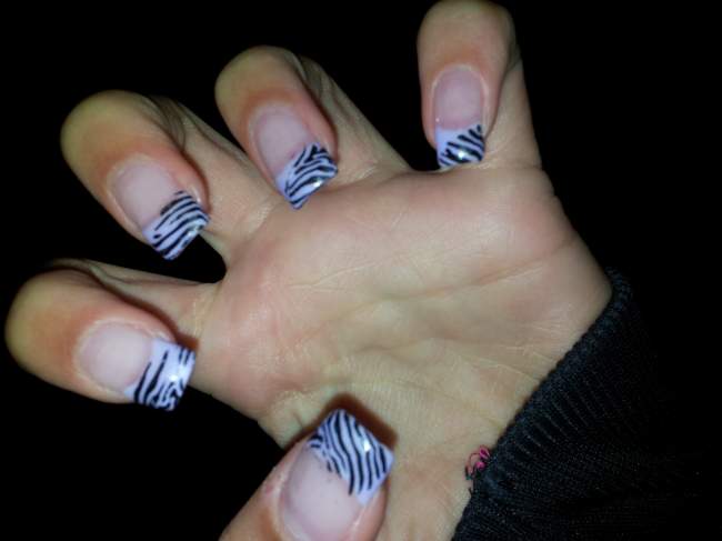 Gelnägel mit Zebramuster 2 Fliedernägel mit Zebramuster in Anfänger Nageldesign