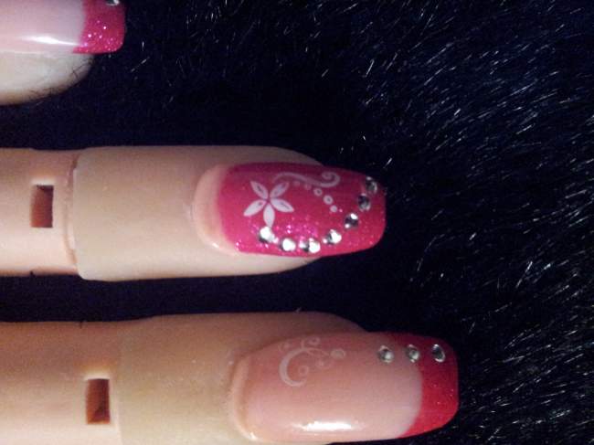 Detail, French Pink mit Stamping und Steinen Tipverlängerung mit French in Anfänger Nageldesign