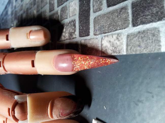 3ter versuch oben Stiletto am Übungsfinger in Gelnägel