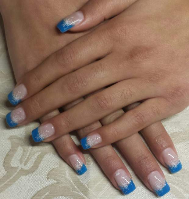 Gelnägel mit KONAD Stamping Blaue Gelnägel mit weissem KONAD Stamping in Anfänger Nageldesign