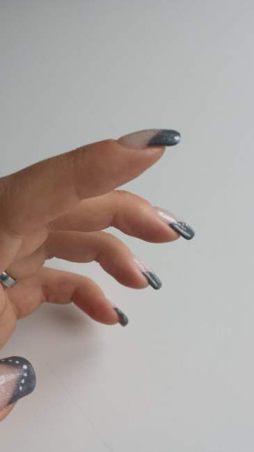 seitenansicht Graues French mit Stamping in Anfänger Nageldesign