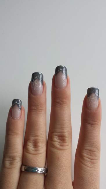 von oben Graues French mit Stamping in Anfänger Nageldesign