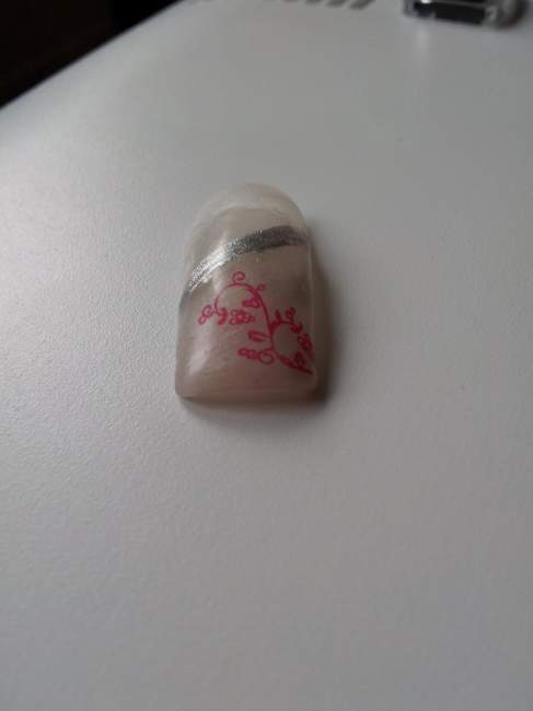 ansicht von oben hell türkise gelnägel mit stamping in Anfänger Nageldesign