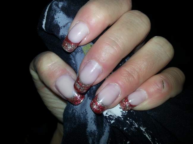 Draufsicht hand French in Rubin-glitzer-rot in Anfänger Nageldesign