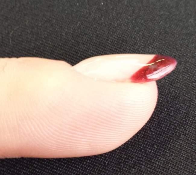 Gelnägel mit zwei verschiedenen rot im French - nochmal Seitenansicht Fehler die sich wiederholen gesucht. in Anfänger Nageldesign