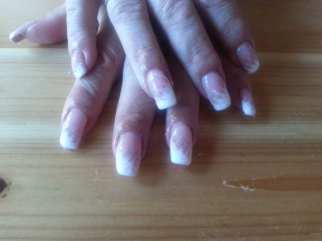 Gesamtansicht weißes french mit glitter in Anfänger Nageldesign