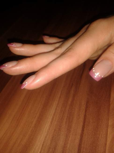 seitenansicht neumodellage mit tips und gel bei einem model in Anfänger Nageldesign