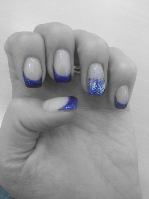 blaue French mit Glitter-Farbverlauf (Frontansicht) erster Farbverlauf mit Glitter in Anfänger Nageldesign