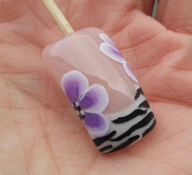 Nachgemalt aus dem Internet, hab die blume mit weis umrandet nochmal One stroke geübt.was sagt ihr dazu? in Nageldesign