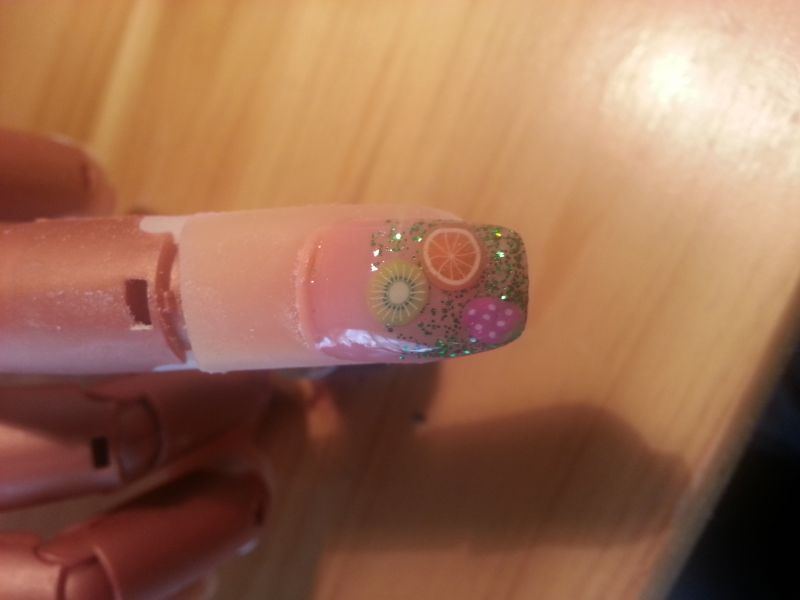 Draufsicht grünes Glitzer mit fimo in Anfänger Nageldesign