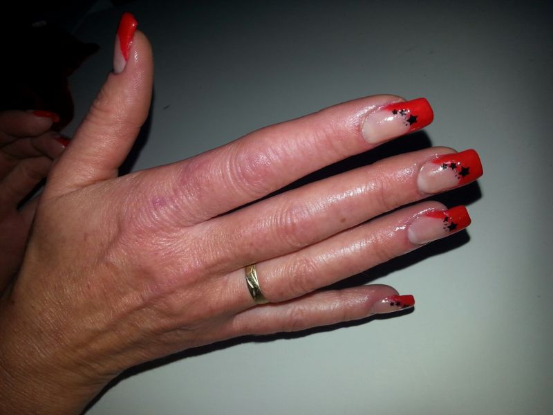 Seitenansicht Gelmodellage mit roten French in Anfänger Nageldesign