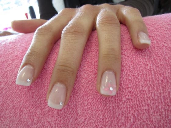  French mit dezenter Blüte in Anfänger Nageldesign