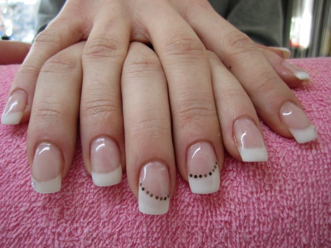  French mit dezenten Desigen in Anfänger Nageldesign