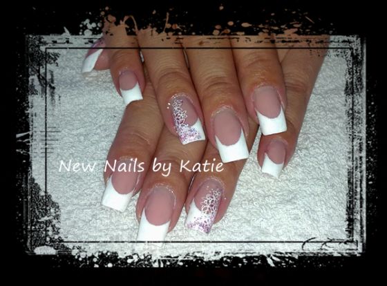  Schablonenmodellage mit Gel und white French in Anfänger Nageldesign