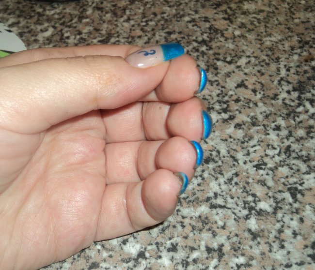 2.2 Gelnägel mit blauer Smilie - Bitte Kritik! in Anfänger Nageldesign