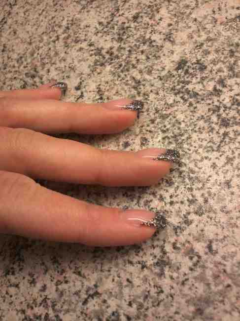 Seiteanansicht Fingernägel Refill mit schwarzen French Glitter in Anfänger Nageldesign