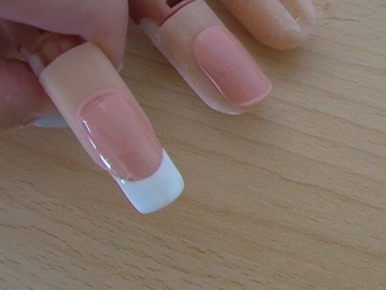 Draufsicht 2. Versuch - Gelmodellage mit Schablone in Anfänger Nageldesign