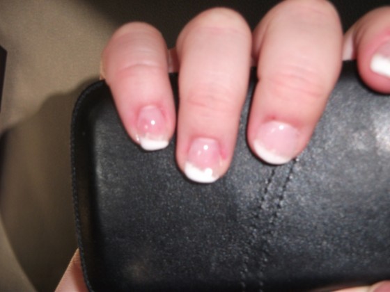 von oben Schräge Frenchnägel mit Muschelsplitter in Anfänger Nageldesign