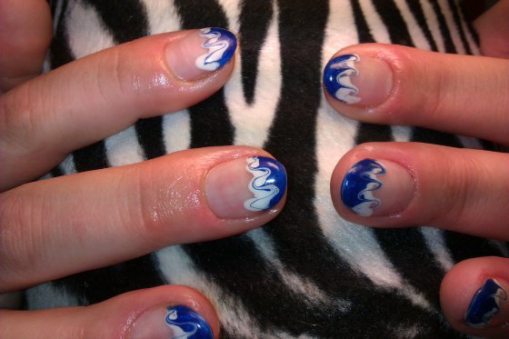 Draufsicht Nummer 2 Gelnägel mit blau-weißem French in Anfänger Nageldesign