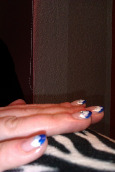 Das Bild ist zwar leider etwas verwackelt aber ich denke das Wichtigste ist zu  Gelnägel mit blau-weißem French in Anfänger Nageldesign