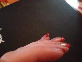 Rotes Glitzer french mit Fimo-Kitty von der Seite Rotes Acrylglitzer French mit Hello Kitty Fimo in Anfänger Nageldesign