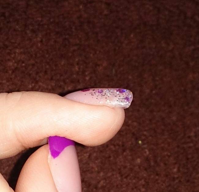 Seitenansicht Glitzermodellage - New Style Übung in Anfänger Nageldesign