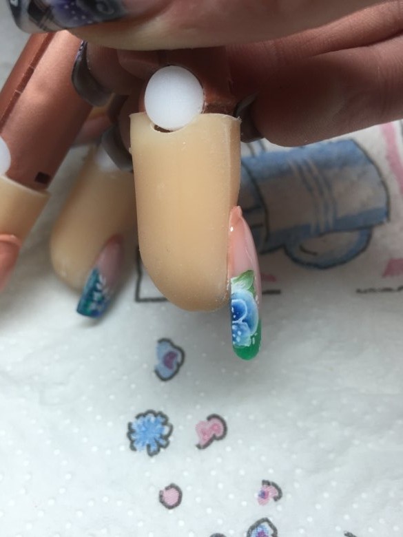 Links Gelmodellage mit selbst gemischtem Glasgel in Anfänger Nageldesign