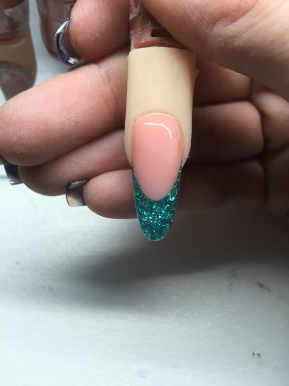 Draufsicht Mandel in weiß mit Glitter und Gelmalerei in Anfänger Nageldesign