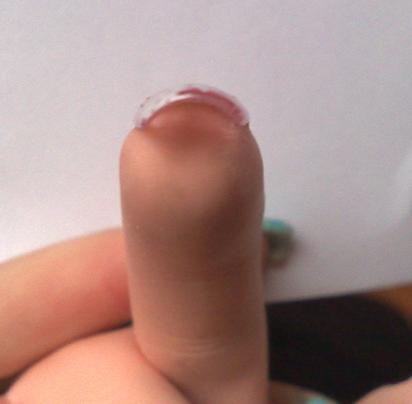 1. Clear-Versuch an Übungshand in Anfänger Nageldesign