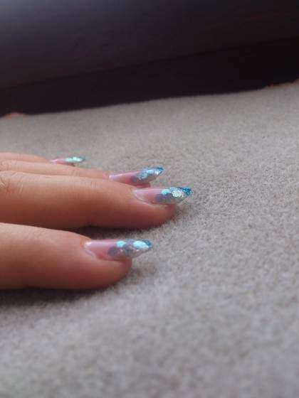 Gelnägel mit Glitzer - Seitenansicht Gelnägel mit blauem Glitzer - Kritik in Anfänger Nageldesign