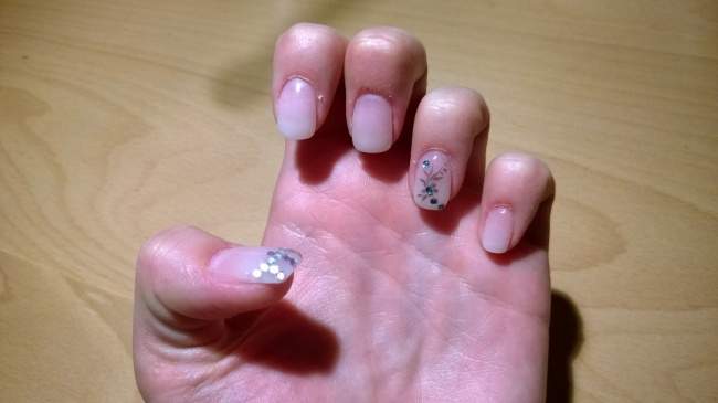 draufsicht frenchmodellage erster versuch linke hand in Anfänger Nageldesign