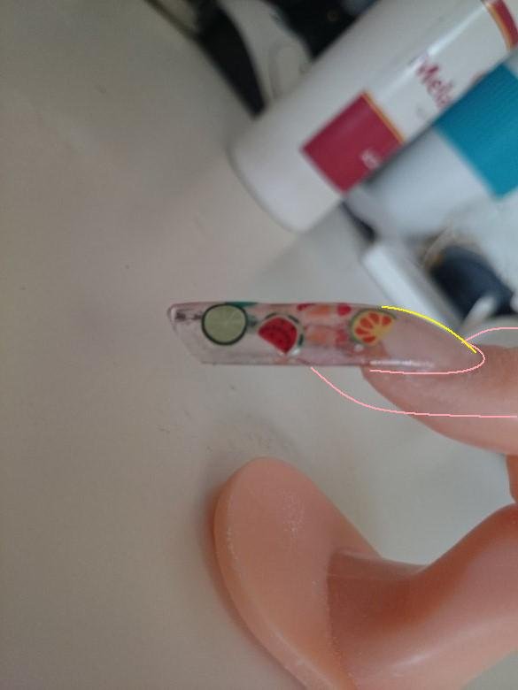 Seitenansicht Jonas Übungsfinger Acryl Pipe Nägel in Anfänger Nageldesign