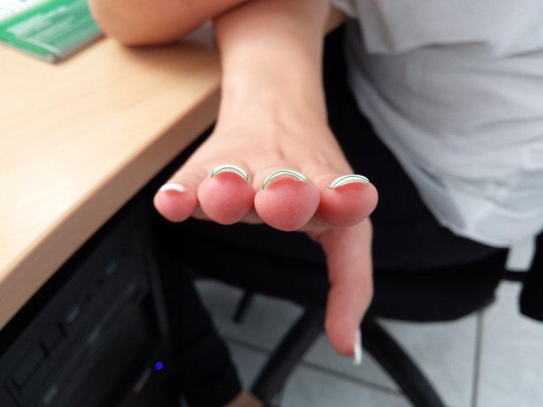 Tunnelansicht Linda Gelmodellage French weiß schlicht in Anfänger Nageldesign