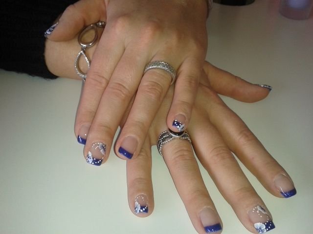 Frenchnails Blaues French mit One Stroke Blumen in Anfänger Nageldesign