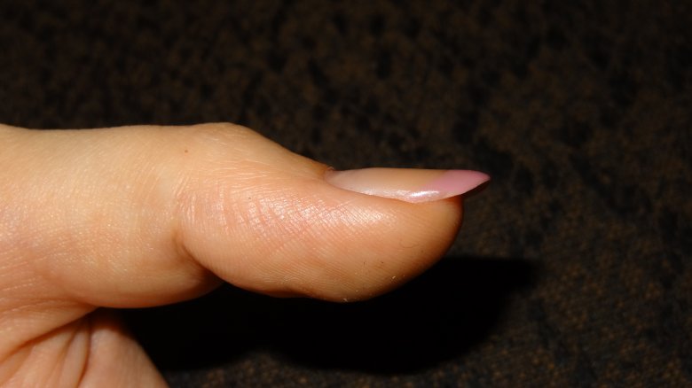 Seitenansicht Daumen Naturnagelverstärkung mit 1 Phasengel & French in Anfänger Nageldesign