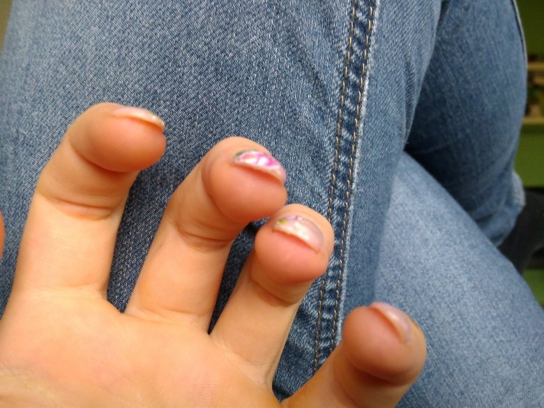 Tunnel Kurze Gel Mandeln mit Thermo French und Blumen in Anfänger Nageldesign