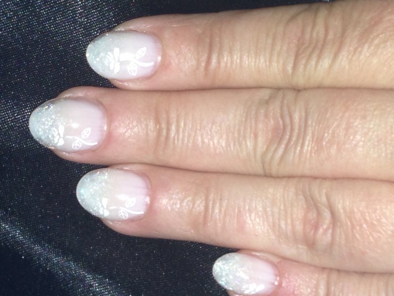 Linke Hand von oben Schablonenverlängerung mit Gel, bitte um Bewertung in Anfänger Nageldesign