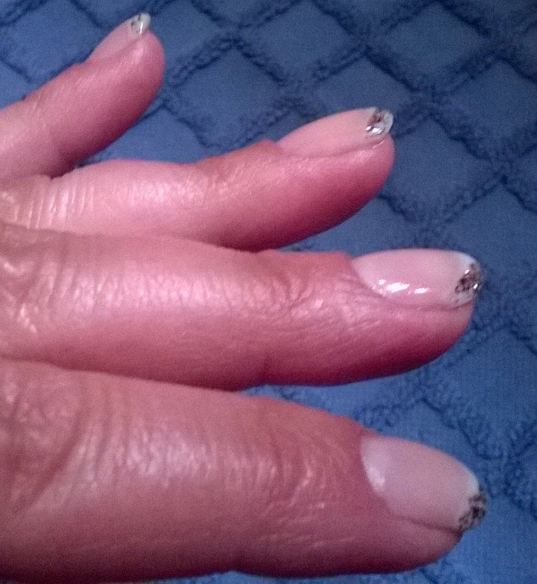 Seitenansicht li. Hand French-Gel softweiß - Ein-Phasen-Gel & Make-Up-Gel in Anfänger Nageldesign