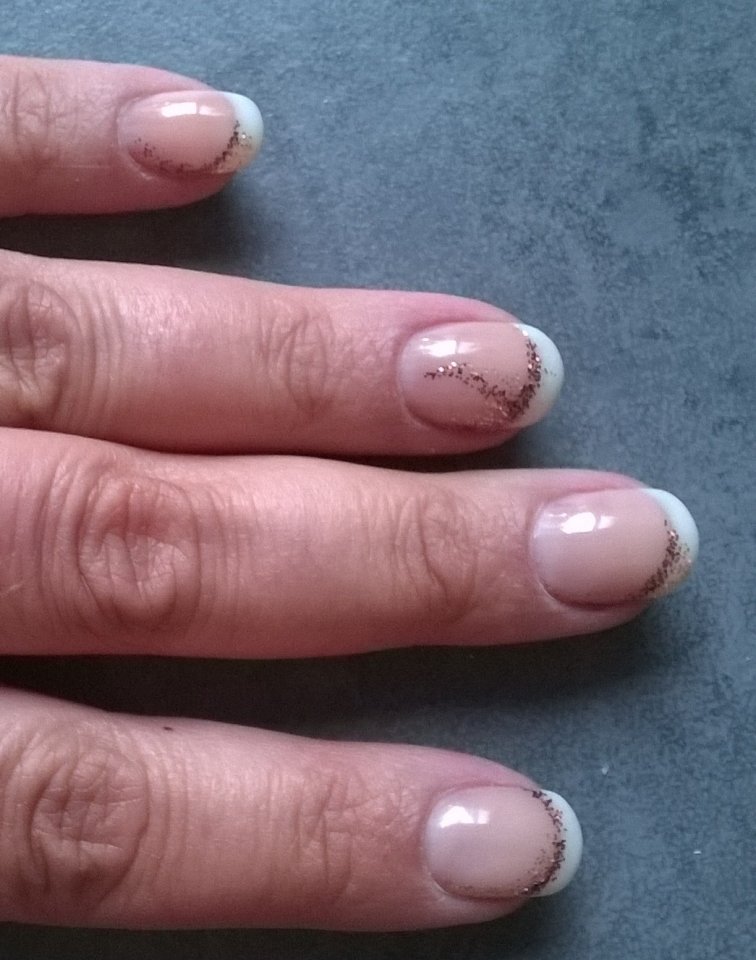 Nochmal Gesamtansicht li. Hand Refill Gelmodellage, French mit Glitzer in Anfänger Nageldesign