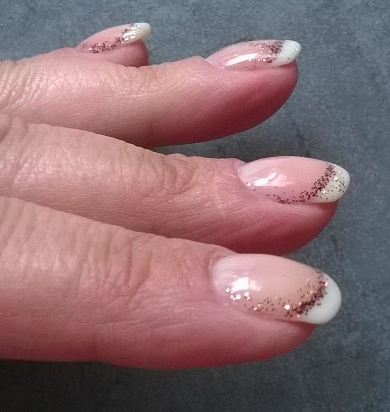 Seitenansicht li. Hand Refill Gelmodellage, French mit Glitzer in Anfänger Nageldesign