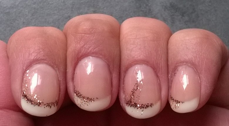 Gesamtansicht li. Hand Refill Gelmodellage, French mit Glitzer in Anfänger Nageldesign