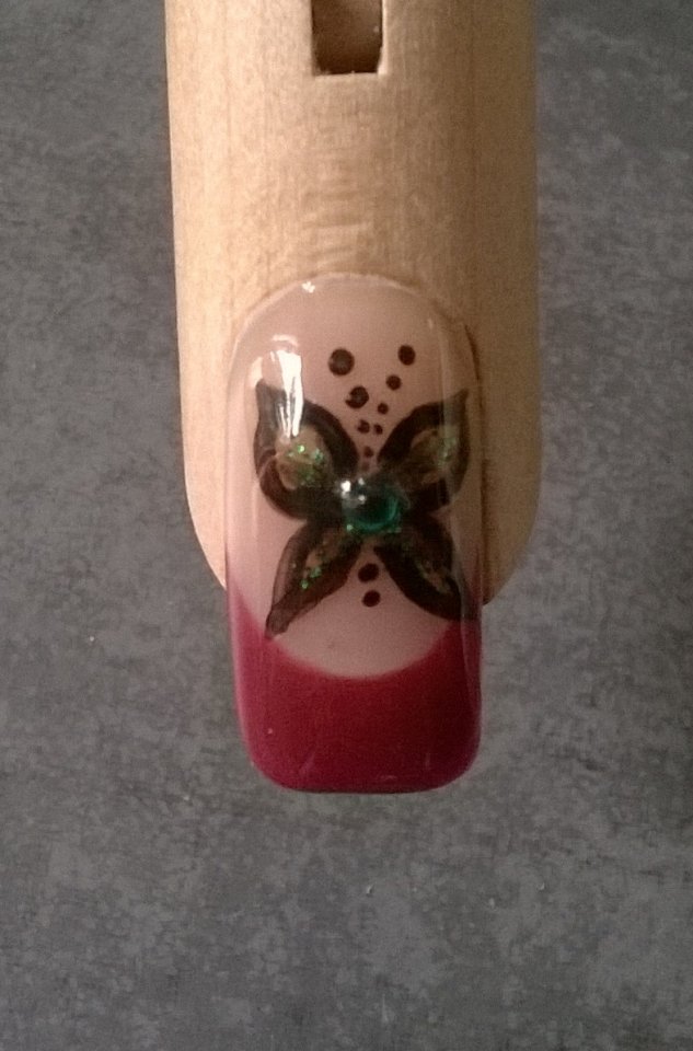 Draufsicht, Seitenlinien Übung an der Holzhand, rotes French mit Nailart in Anfänger Nageldesign