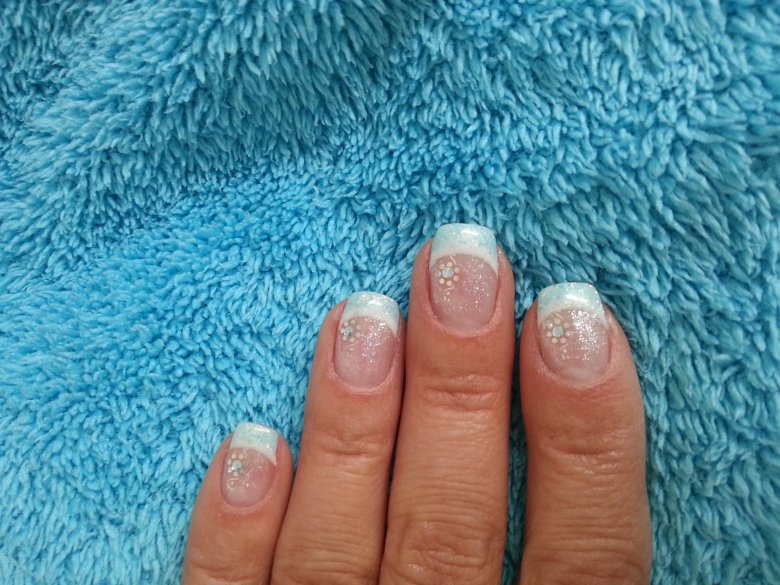 3. Versuch
French Weiß mit Glitzer in türkis und silbernem Sticker mit Stein Gelmodellage 2  und 3  Versuch French - Bitte Kritik! in Anfänger Nageldesign