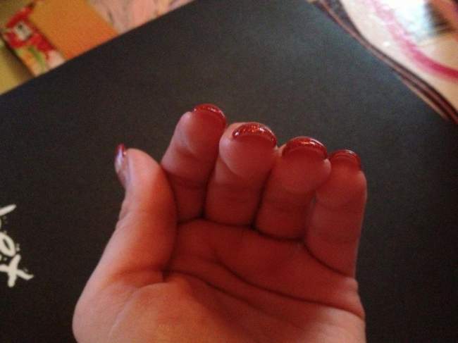 Rotes Glitzer french mit Fimo-Kitty von der Bogen Rotes Acrylglitzer French mit Hello Kitty Fimo in Anfänger Nageldesign