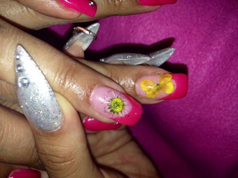 Blume tips zur verarbeitung von trockenblumen in Nageldesign