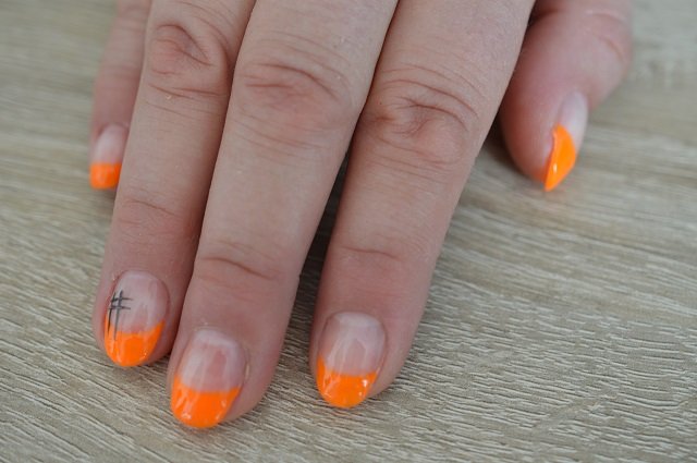 von oben Neon Mandarine French in Anfänger Nageldesign