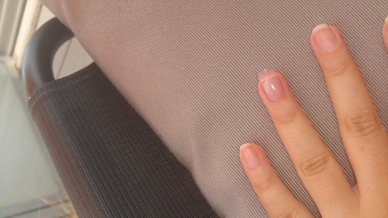 Aufsicht Acrylmodelage mit  Schablone in Anfänger Nageldesign